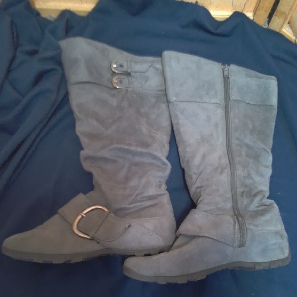 Maurices Gray Suede Zip Up Boots Size 6